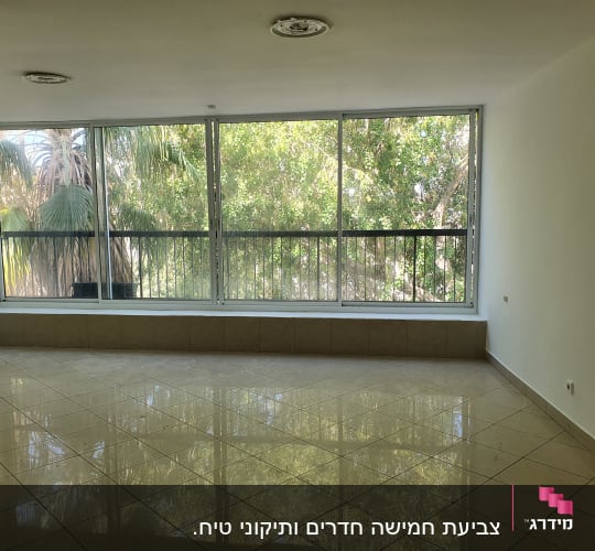 חדר ריק עם קירות לבנים ורצפת אריחים מבריקה
